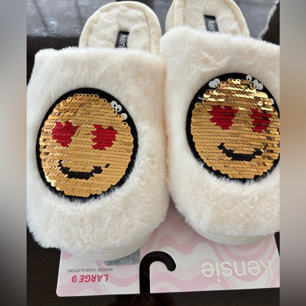 NWT Kensie White Slippers size 9